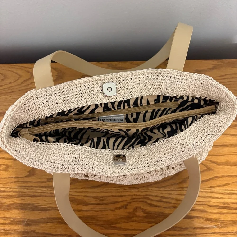 Liz Claiborne Ivory Crochet Floral Purse Zebra Print Lining HBRU0463 NEW‎
